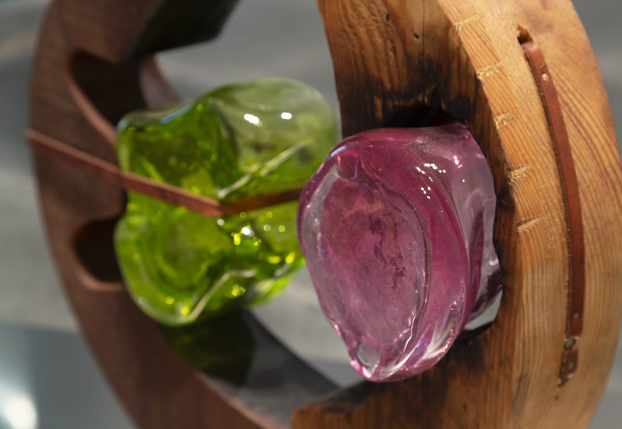 Leonor Serrano Rivas Carcasa nº 2, 2024. Detalle Vidrio soplado, madera, piel y metal 46 x 44 x 30 cm