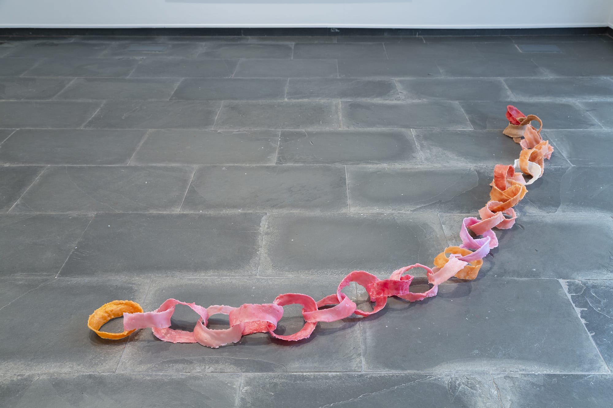 María Alcaide Cadena de gargantas, 2022 Cera dental coloreada 25 x 25 x 240 cm