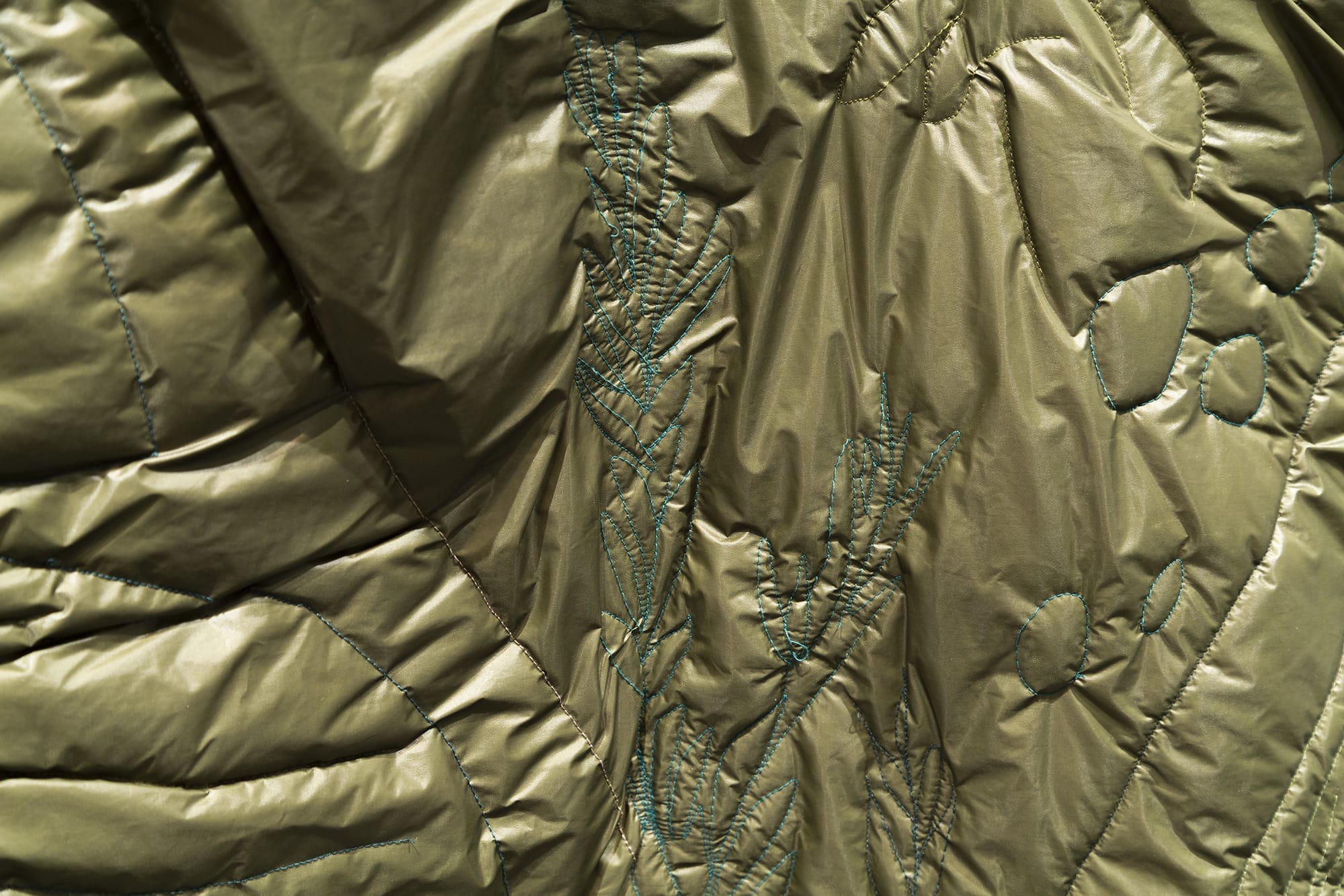 María Alcaide Capa pluvial o Manto para caballo, 2025. Detalle Algodón, poliéster, guata, sudor de caballo, sudor humano. 300 × 180 × 5 cm