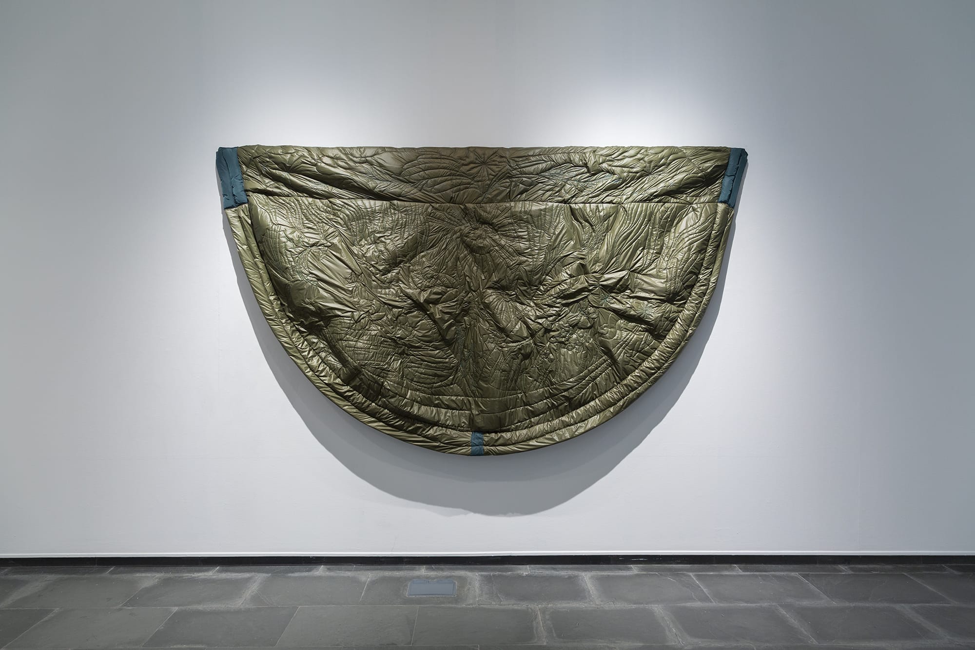 María Alcaide Capa pluvial o Manto para caballo, 2025. Algodón, poliéster, guata, sudor de caballo, sudor humano 300 × 180 × 5 cm