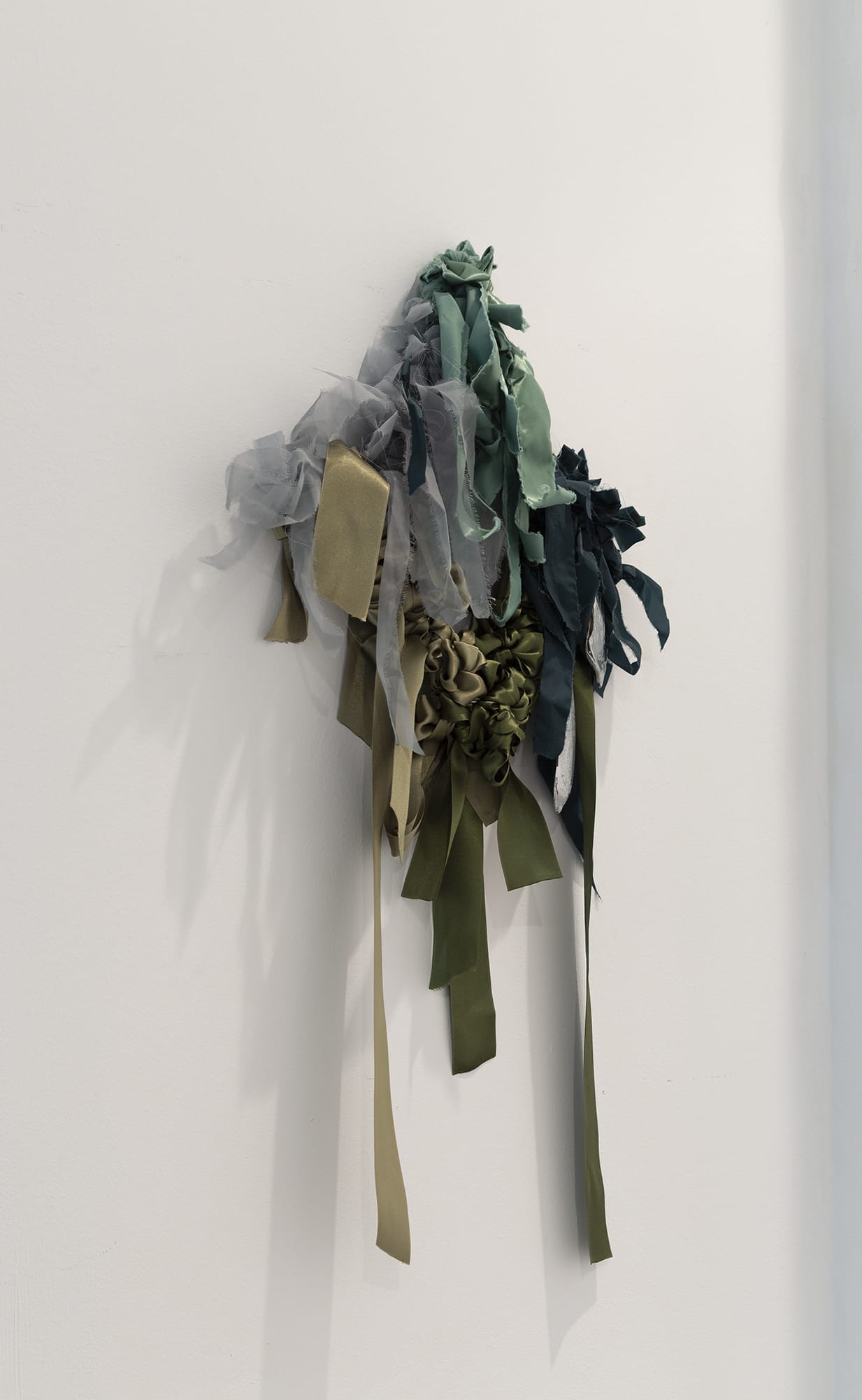 María Alcaide Exvoto IV, 2025 Algodón, poliéster, conchas 60 × 35 × 5 cm