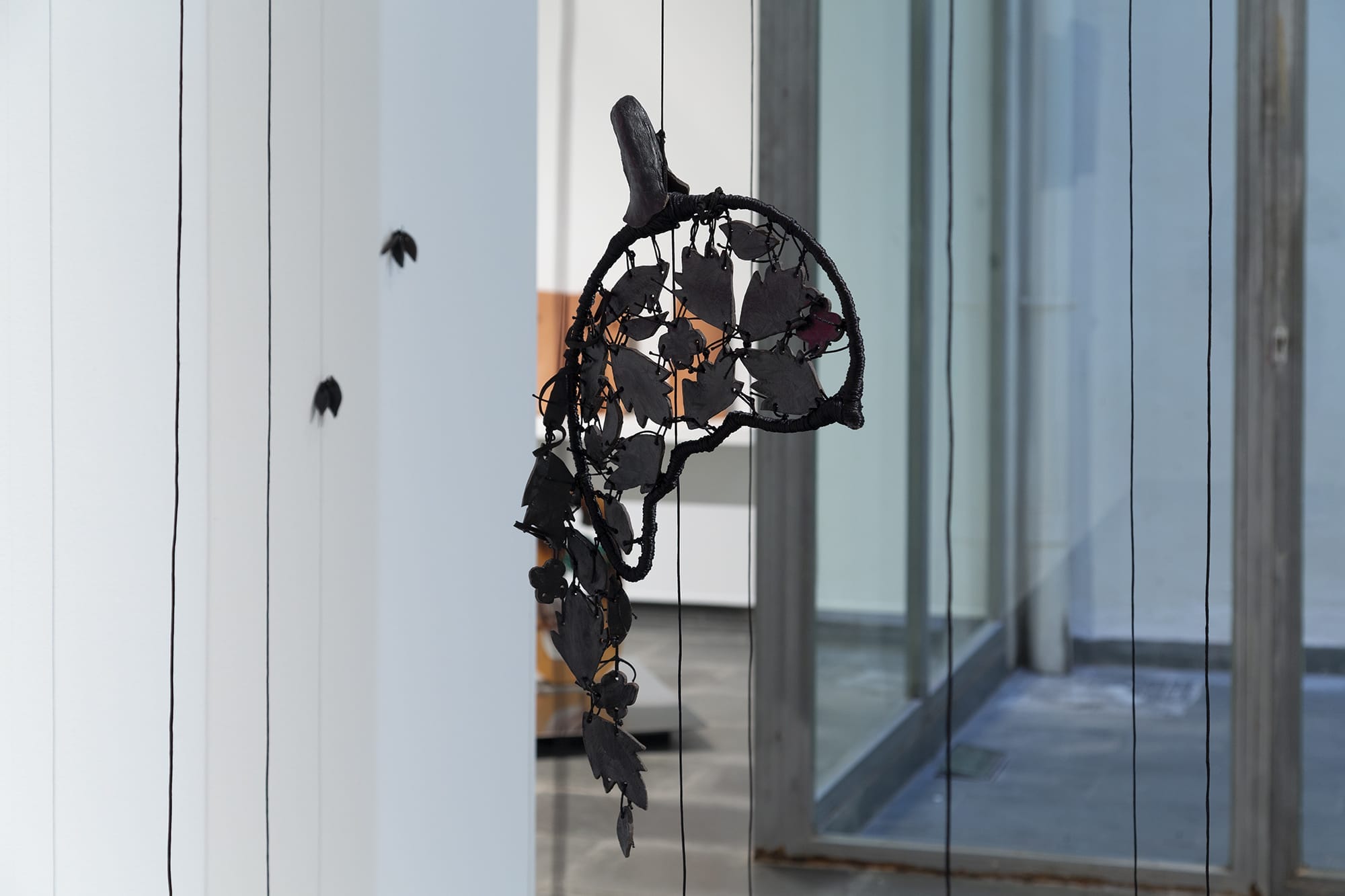 Paloma de la Cruz Danza para el murciélago que quiso ser abanico, 2025. Detalle Instalación Técnica mixta Medidas variables