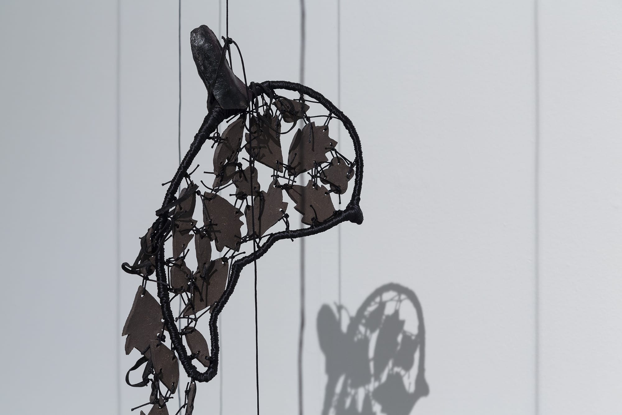 Paloma de la Cruz Danza para el murciélago que quiso ser abanico, 2025. Detalle Instalación Técnica mixta Medidas variables