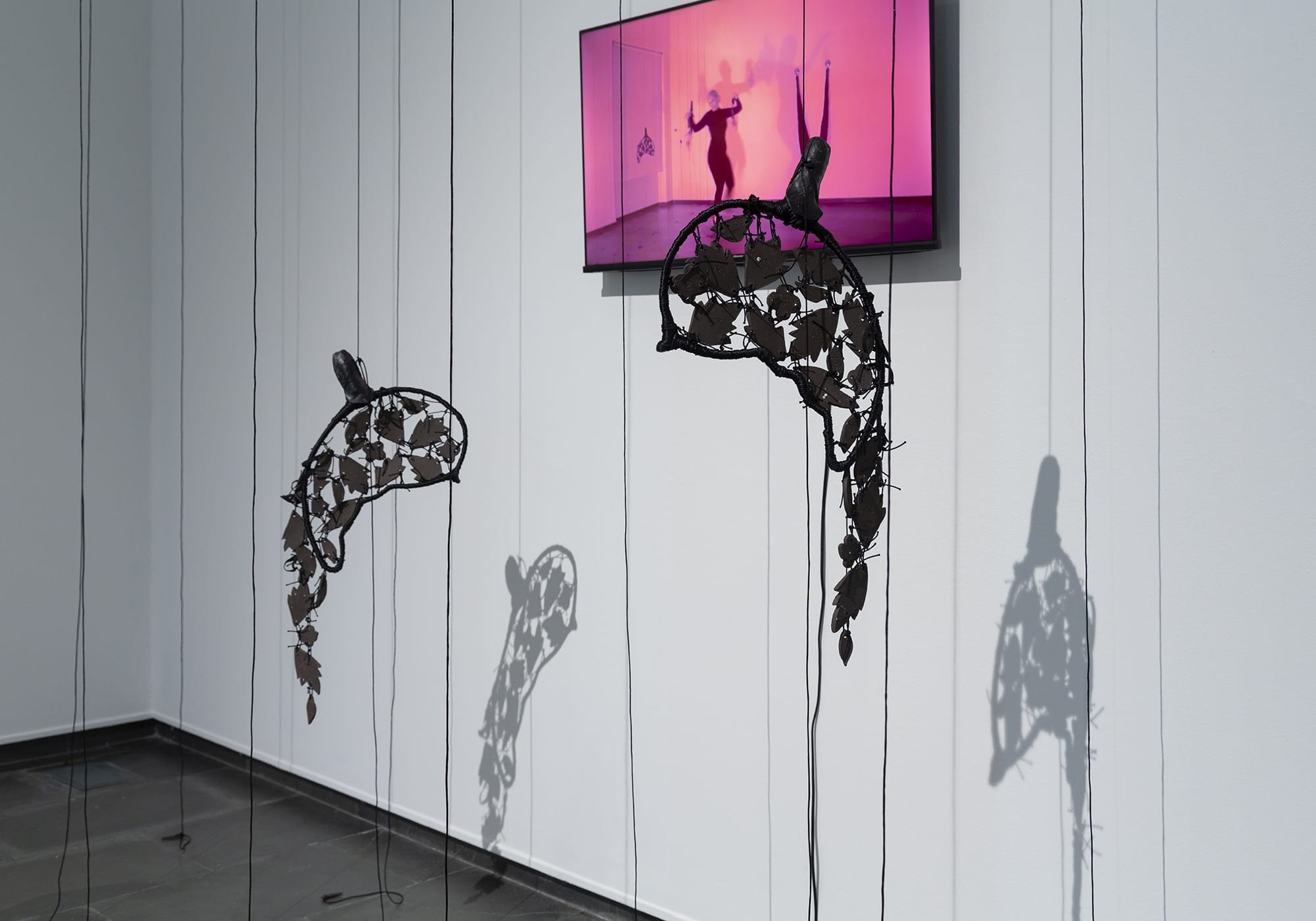 Paloma de la Cruz Danza para el murciélago que quiso ser abanico, 2025 Instalación Técnica mixta Medidas variables